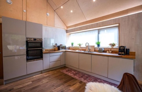 Ammanford Cabina | Thyme Getaway · 2BR · Sauna · Hot Tub · Sleeps 4