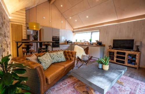 Ammanford Cabina | Thyme Getaway · 2BR · Sauna · Hot Tub · Sleeps 4