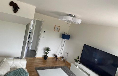 Old St Mellons Casa | Ti Place