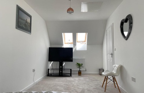 Old St Mellons Casa | Ti Place