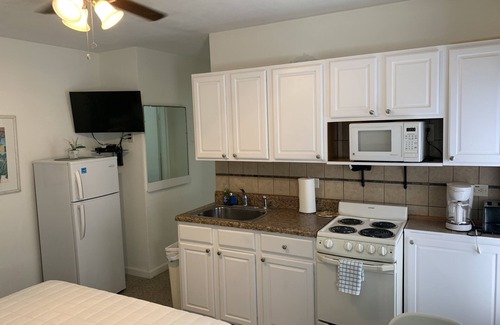 Hollywood Hotel | Tiana Beach Inn