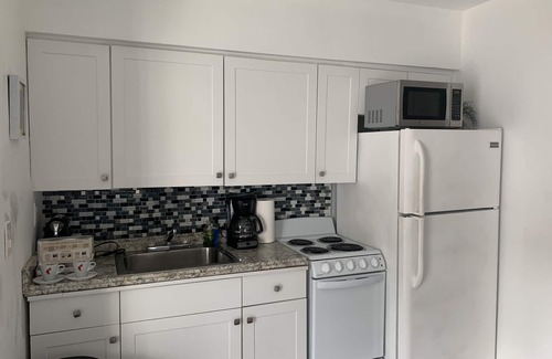 Hollywood Hotel | Tiana Beach Inn