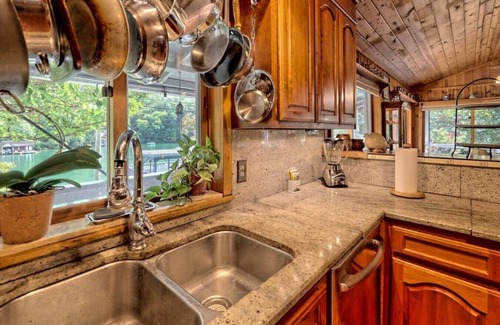 Clayton Casa | Tibor’s Landing on Lake Burton - Plus Dock House & Hot Tub