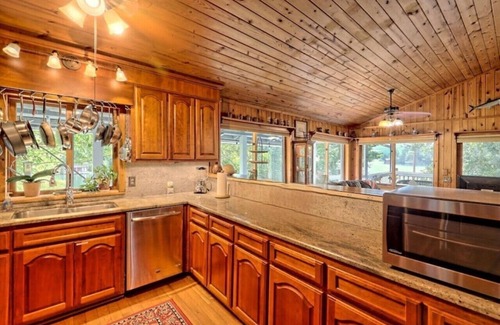Clayton Casa | Tibor’s Landing on Lake Burton - Plus Dock House & Hot Tub