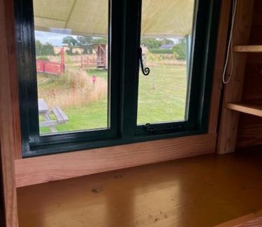 Lyonshall Otro | Tick Bridge cabin