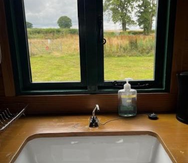 Lyonshall Otro | Tick Bridge cabin