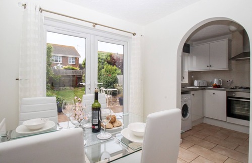 Wyke Regis Cabaña | TIDAL DRIFT, pet friendly, country holiday cottage in Wyke Regis