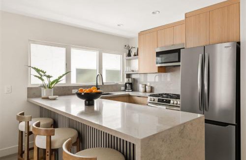 El Porto Apartamento | Tide House - Unit B - Modern Seaside 1BD w Parking