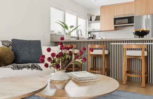 El Porto Apartamento | Tide House - Unit B - Modern Seaside 1BD w Parking