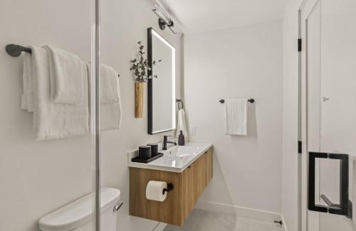 El Porto Apartamento | Tide House - Unit C - Modern Seaside 1BD w Parking