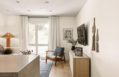 El Porto Apartamento | Tide House - Unit C - Modern Seaside 1BD w Parking