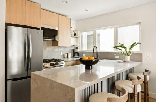 El Porto Apartamento | Tide House - Unit C - Modern Seaside 1BD w Parking