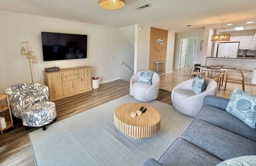 Innerarity Townhomes Casa | Tideaway: Great Views, 2 Kayaks, SUP, pool & more!