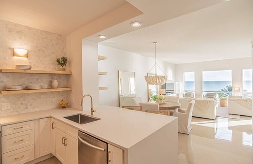 North Redington Beach Condominio | Tides Beach Club #623, Top Floor Beach Front Luxury!