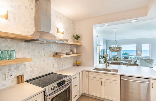 North Redington Beach Condominio | Tides Beach Club #623, Top Floor Beach Front Luxury!