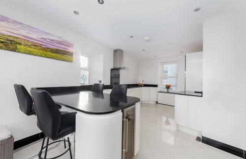 Port St Mary Casa | Tides View - a holiday cottage that sleeps 6 guests in 3 bedrooms