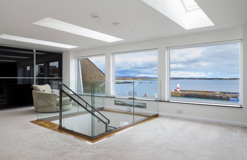 Port St Mary Casa | Tides View - a holiday cottage that sleeps 6 guests in 3 bedrooms