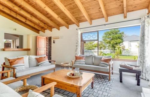 Knysna Casa | Tidswell Cottage Spacious Leisure Isle home
