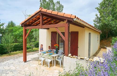 Quillan Casa | Tidy bungalow with dishwasher on a green domain