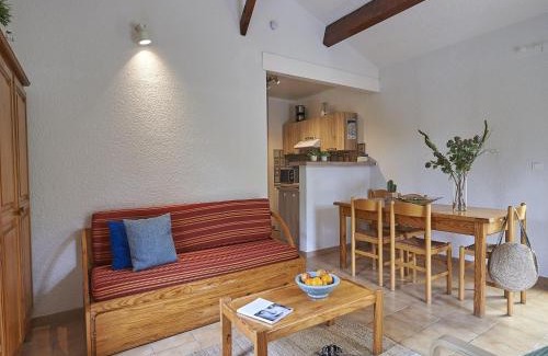 Quillan Casa | Tidy bungalow with dishwasher on a green domain