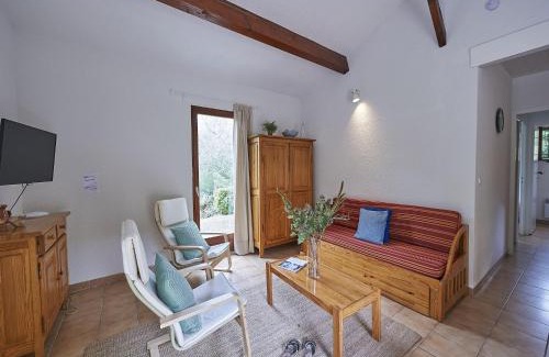 Quillan Casa | Tidy bungalow with dishwasher on a green domain