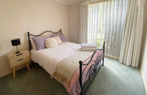 Bletchington Casa | Tidy Home in a Leafy Suburb, Great Location