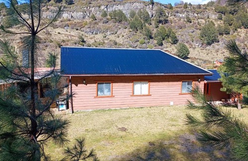 Coyhaique Casa | Tierras Altas de la Patagonia-Cabaña grande con acceso al lago
