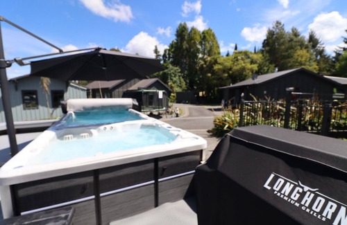 Ohakune Casa | Tiffany hot pool spa