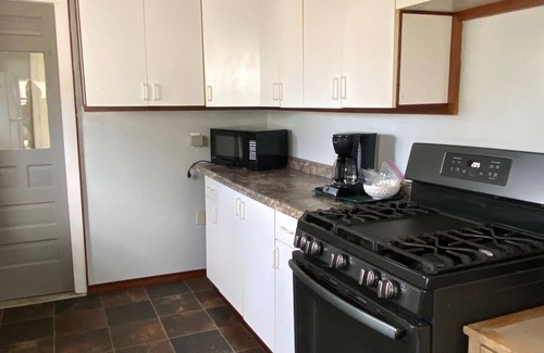 Geneva-on-the-Lake Casa | Tiffany's Cottages Wildare: GOTL Strip, Pool, Golf Course, WiFi, A/C, Sleeps 8
