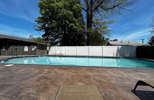 Geneva-on-the-Lake Casa | Tiffany's Cottages Wildare: GOTL Strip, Pool, Golf Course, WiFi, A/C, Sleeps 8