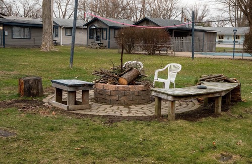 Geneva-on-the-Lake Casa | Tiffany's Cottages Wildare: GOTL Strip, Pool, Golf Course, WiFi, A/C, Sleeps 8