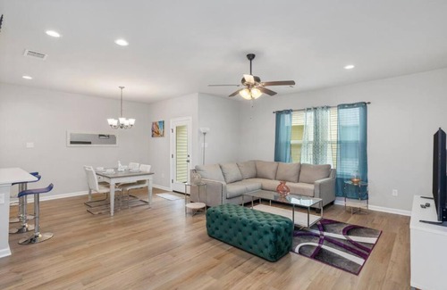 Highlands - Perkins Casa | Tigers Lair Bungalow by LSU Baseball Park - CB1030
