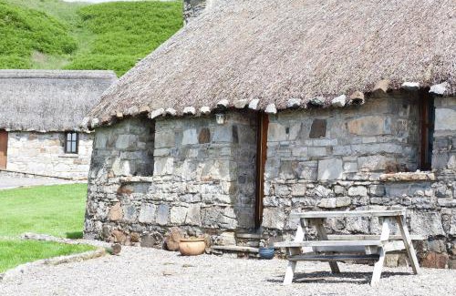 Sleat Casa | Tigh Phadraig at Marys Thatched Cottages