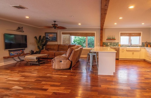 Pelican Creek Estates Casa | Tiki Beach House Waterfront