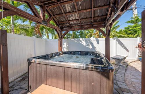 Cocoa Isles Casa | TIKI BLUE-Fun for Big Groups-Near Beach, Hot Tub, Heated Pool
