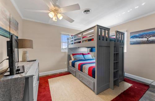 Cocoa Isles Casa | TIKI BLUE-Fun for Big Groups-Near Beach, Hot Tub, Heated Pool