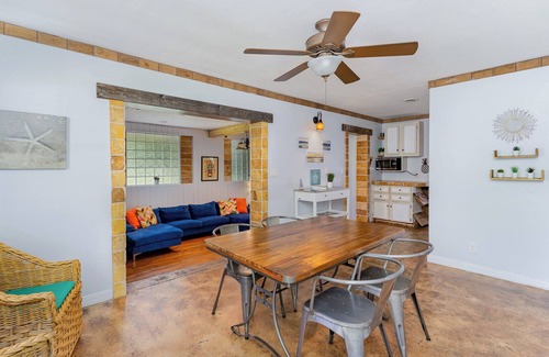 Southeast Pensacola Casa | Tiki Time Pool Home in Pensacola