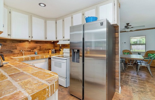Southeast Pensacola Casa | Tiki Time Pool Home in Pensacola