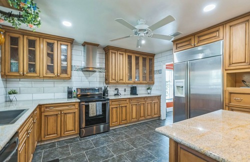 North Trail Casa | Tiki Time! Tropical Escape, Quiet, Minutes from Airport, Downtown & Beaches!