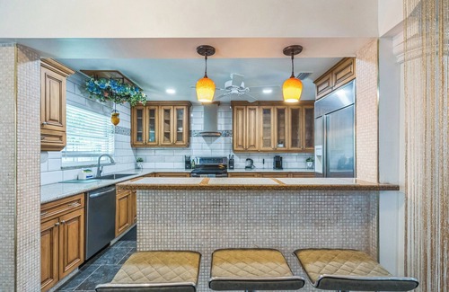 North Trail Casa | Tiki Time! Tropical Escape, Quiet, Minutes from Airport, Downtown & Beaches!