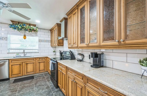 North Trail Casa | Tiki Time! Tropical Escape, Quiet, Minutes from Airport, Downtown & Beaches!