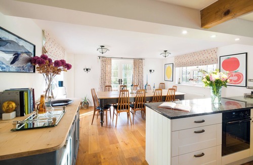 Winterbourne Stoke Cabaña | Till Cottage & Riverside Gardens nr Stonehenge