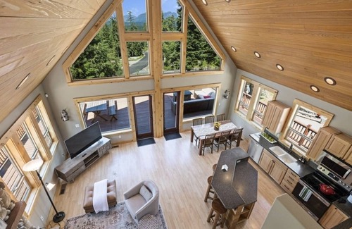 Cle Elum Casa | Tillman Lodge - Enjoy the hot tub and relax in luxury on 3 acres,