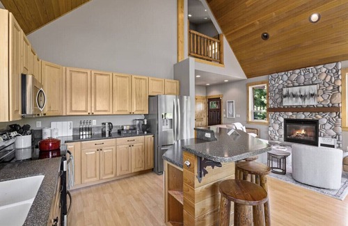 Cle Elum Casa | Tillman Lodge - Enjoy the hot tub and relax in luxury on 3 acres,