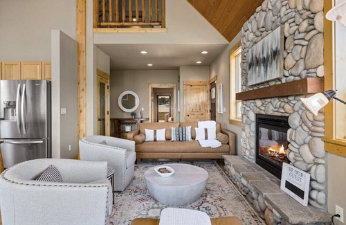 Cle Elum Casa | Tillman Lodge - Enjoy the hot tub and relax in luxury on 3 acres,