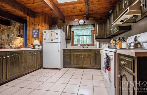 Eagles Mere Cabaña | "Timber Acres" se encuentra en el bosque con un estanque privado en Eagles Mere