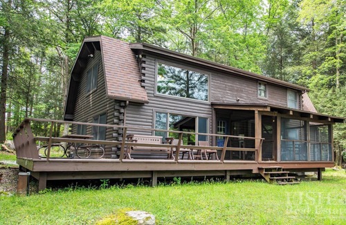 Eagles Mere Cabaña | "Timber Acres" se encuentra en el bosque con un estanque privado en Eagles Mere