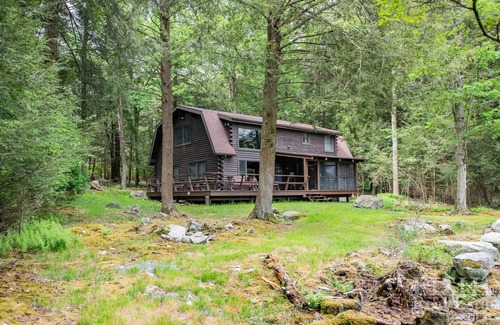 Eagles Mere Cabaña | "Timber Acres" se encuentra en el bosque con un estanque privado en Eagles Mere