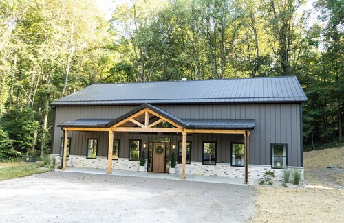 Hallsville Casa | Timber Cove Woodland Retreat - New 4 BR/3 BA - Hocking Hills - Hot Tub