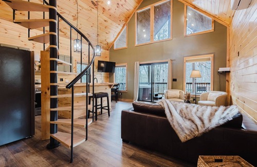 Saint Helens Cabina | Timber Pines at Red River Gorge :1bd/1bth + loft KING beds, Hot Tub & Fire-pit
